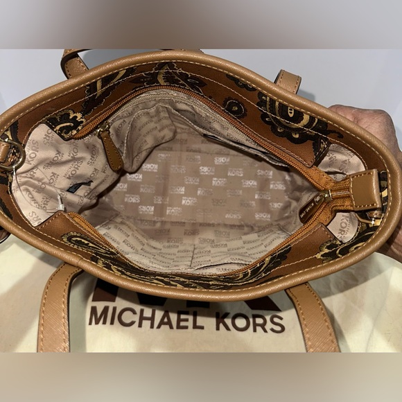 Michael Kors Emry medium top zip tote bag with a brown and gold paisley print - Picture 8 of 10